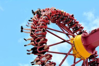 Gold Coast - Aralık 19 2018:People rides pençe üzerinde bir Intamin Gyro Swing Dreamworld Gold Coast Queensland, Australia.It'ın biri olarak, en güçlü sarkaç binmek dünyada.