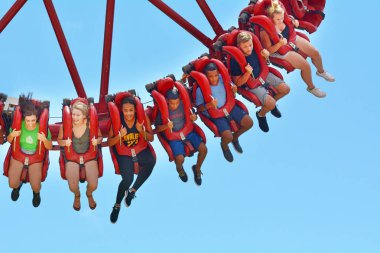Gold Coast - Aralık 19 2018:People rides pençe üzerinde bir Intamin Gyro Swing Dreamworld Gold Coast Queensland, Australia.It'ın biri olarak, en güçlü sarkaç binmek dünyada.
