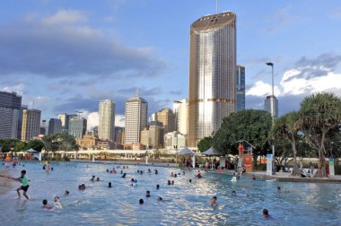 Brisbane - 22 Aralık 2018:People sokaklar beach ortak yüzme havuzu ve parklands şehirde Brisbane, Queensland, Avustralya Yüzme