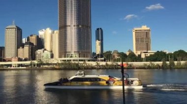 Brisbane - Brisbane şehir şehir manzarası ve Southbank Parkland Queensland Avustralya kentsel peyzaj görünümü altında geçen 22 Aralık 2018:Ferry