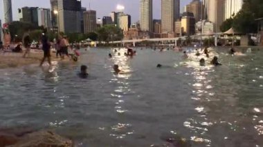 Brisbane - 22 Aralık 2018:Time sukut insanlar sokaklarda beach ortak yüzme havuzunda yüzme ve parklands şehirde Brisbane, Queensland, Avustralya