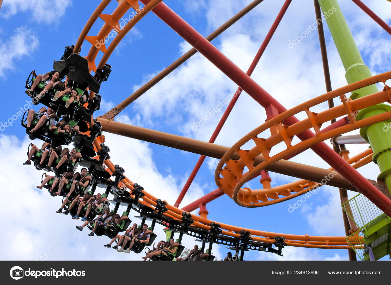 Não tenha medo da montanha-russa. Recém-formado em Sistemas e em busca da…  | by Raphael Sousa | Medium, image size:1600x1167