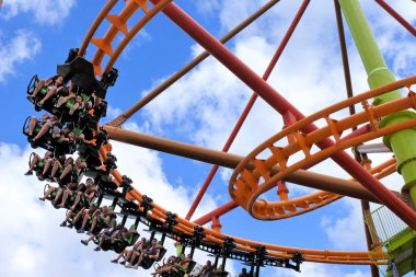 Gold Coast - bir roller coaster üzerinde Aralık 28 2018:People binmek Dreamworld, Gold Coast, Avustralya