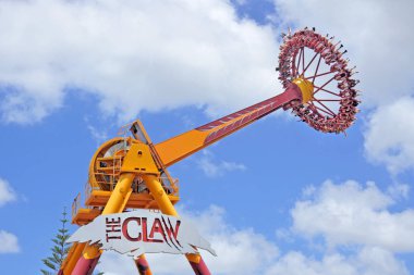 Gold Coast - 22 Aralık 2018:People rides pençe üzerinde bir Intamin Gyro Swing Dreamworld Gold Coast Queensland, Australia.It'ın biri olarak, en güçlü sarkaç binmek dünyada.
