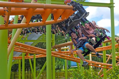 Gold Coast - bir roller coaster üzerinde Aralık 28 2018:People binmek Dreamworld, Gold Coast, Avustralya