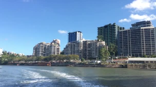 布里斯班 2018年12月30日 从澳大利亚昆士兰布里斯班布里斯班河上航行的渡船上可以看到在商誉桥和昆士兰海事博物馆下航行的渡船 — 图库视频影像