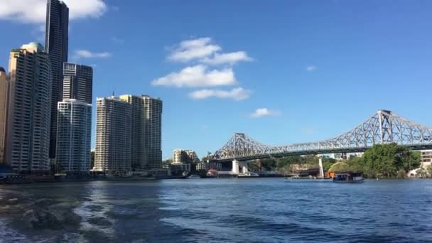 2018年12月30日 渡船在 故事桥 下航行 这是澳大利亚最长的悬臂桥 横跨澳大利亚昆士兰州布里斯班的布里斯班河 — 图库视频影像