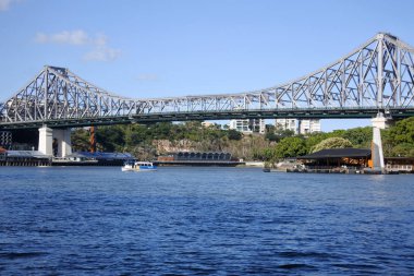 Brisbane, Avustralya - 30 Aralık 2018:Ferry tekne yelken hikaye Bridge.It altında 's Avustralya, en uzun kapanır köprü prensibine göre Brisbane Queensland, Avustralya Brisbane nehirde kapsayan.