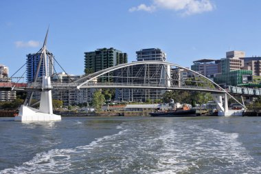 İyi niyet Köprüsü ve Brisbane Queensland Avustralya Brisbane Nehri üzerinde yelken bir feribot görünümünden olarak İstanbul Deniz Müzesi