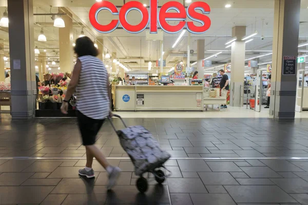 브리즈번 Supermarket Coles에서 2019 Shoppers는 라이벌 Woolworths 시장의 이상이 그리고 — 스톡 사진