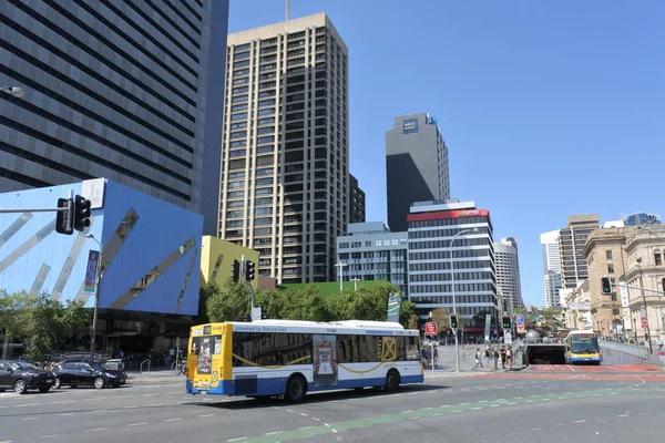 布里斯班 2019年1月2日 布里斯班皇后街的交通 布里斯班是澳大利亚昆士兰州的首府 — 图库照片