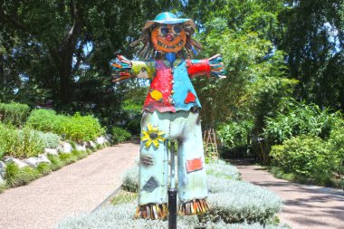 Bir sebze bahçesinde komik korkuluk