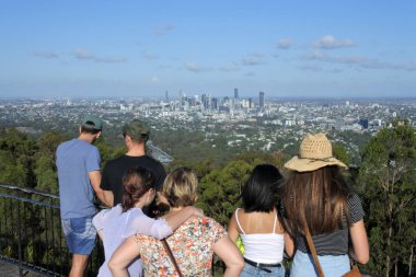 Brisbane - 13 Ocak 2019:People Mt Coot-Tha uyanık Queensland, Avustralya Brisbane şehrin panoramik manzara manzaraya bakıyorum.