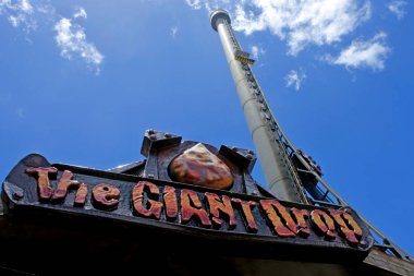 Gold Coast - Aralık 19 2018:Dreamworld Gold Coast Queensland, terör kule II Australia.It dünyanın en uzun ve en hızlı lunapark treni biridir.