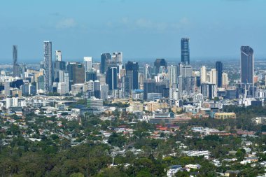 Manzara kenti Brisbane dan Mt Coot-Tha uyanık Queensland, Avustralya.