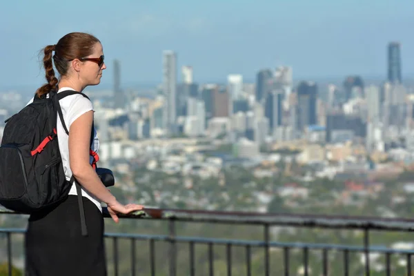 Jonge Volwassen Vrouw Kijken Skyline Van Stad Haar Stad Pauze — Stockfoto