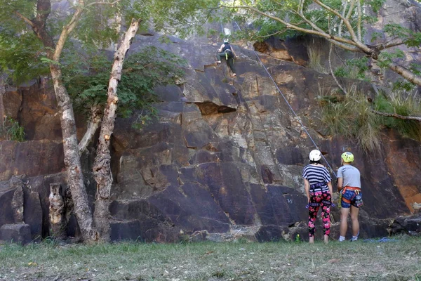 Unrecognizable Young Australian People Abseiling Cliff Kangaroo Point Brisbane Queensland — Zdjęcie stockowe