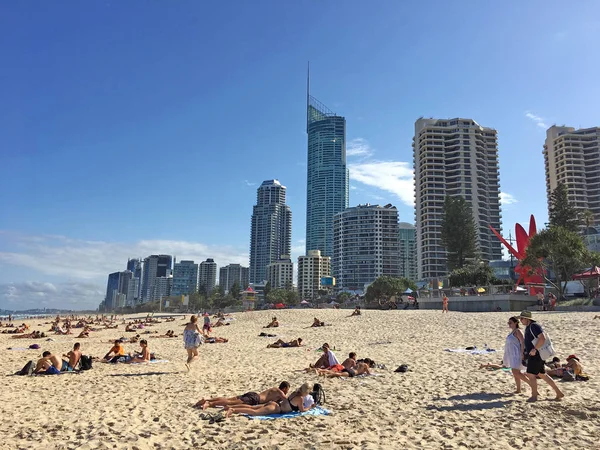 서퍼스 파라다이스 2018 서퍼스 파라다이스 해변에 사람들 서퍼스 파라다이스는 퀸즐랜드 — 스톡 사진