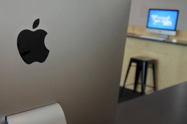 Brisbane - 18 Ocak 2019:Apple bilgisayar bir office çalışma ortamı. Apple bir teknoloji Amazon, Google ve Facebook ile birlikte büyük dört olarak kabul edilir.