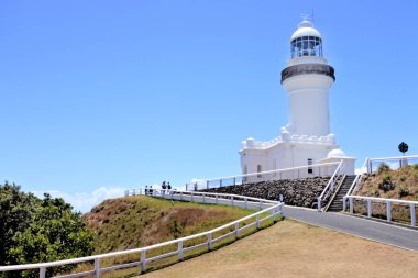 Byron Bay - Byron Bay deniz feneri uyanık Yeni Güney Galler, Avustralya, Şubat 05 2019:Visitors. 2,200,000 cd bir ışık şiddeti ile Avustralya'nın en güçlü deniz feneri vardır.