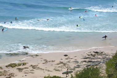 Tanınmayan sörfçü dalgaları Byron Bay Beach deki New South Wales, Avustralya üzerinde sörf. Avustralya plaj sörf en popüler dalgalar biridir