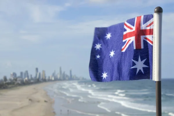 澳大利亚黄金海岸冲浪者天堂景观前的澳大利亚国旗 — 图库照片