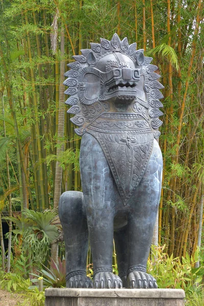 基座上的亚洲狮子守卫雕塑 — 图库照片