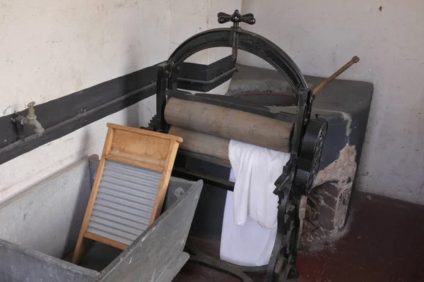 Roestige handbediende oude doek wassen en drogen press machine — Stockfoto