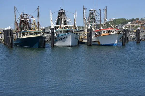 Rybářské lodě v novinovém Coffs Harbour — Stock fotografie