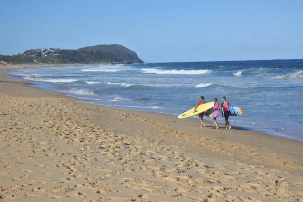 Jovens vão surfar na Costa Central em Nova Gales do Sul Aus — Fotografia de Stock