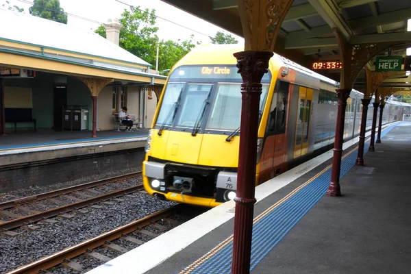 Sydney Train arriving at Stanmore train station New South Wales — Stock Photo, Image