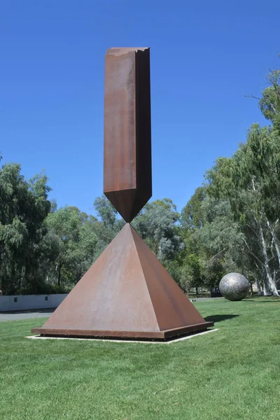 C Avustralya Ulusal Galerisi dışında açık hava Heykel — Stok fotoğraf