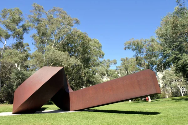 Sculptură în aer liber în afara Galeriei Naționale a Australiei în C — Fotografie, imagine de stoc