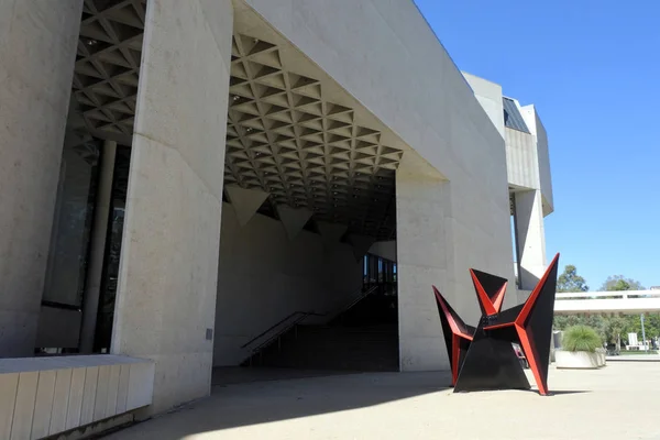 Escultura al aire libre fuera de la Galería Nacional de Australia en C — Foto de Stock