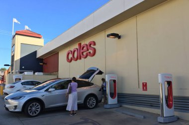 Tesla eklenti elektrikli otomobil modeli X Supercharge tarafından suçlanıyor