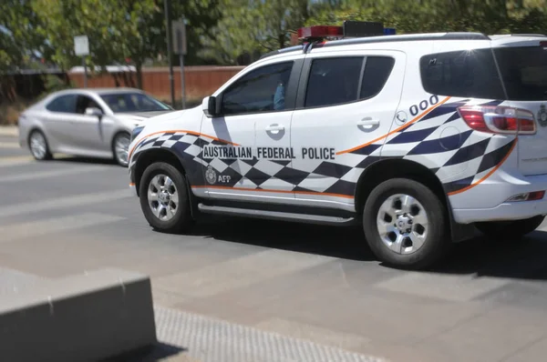 Vehículo de la Policía Federal Australiana en la Zona Parlamentaria de Canberra — Foto de Stock