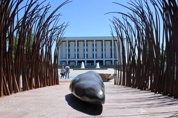 Nationalbibliothek Australiens in der parlamentarischen Zone von Canberra — Stockfoto