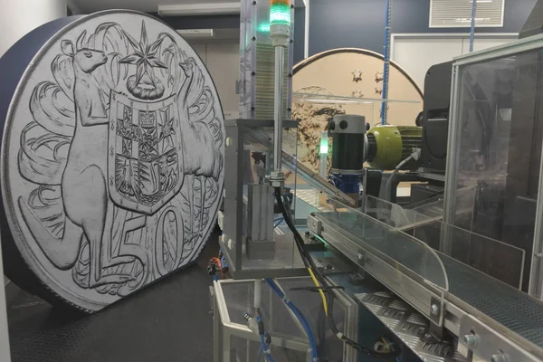 王立オーストラリア造幣局キャンベラ ニュールックでマシンを鋳造コイン — ストック写真