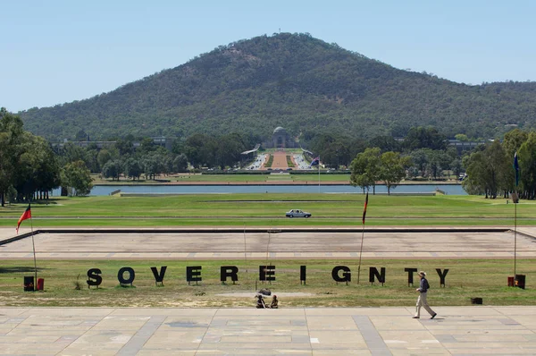 Souveränitätsschild an der Botschaft der Aborigines in Canberra Parl — Stockfoto