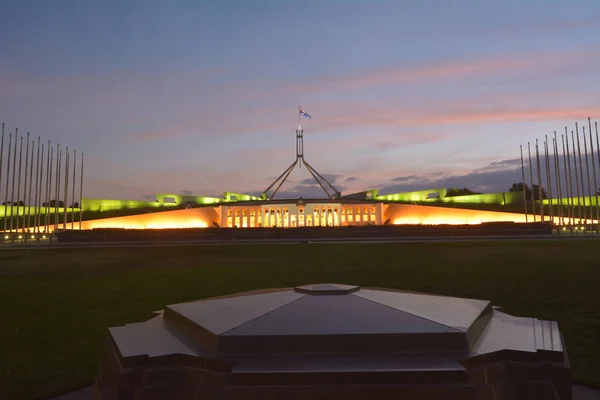 Australiska parlamentet i Canberra på dsunset — Stockfoto