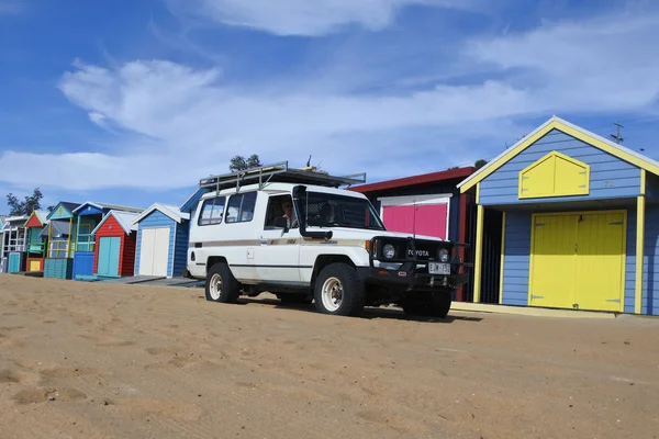 Toyota Land Cruiser (J70) jazda na piasku wzdłuż słynnego Bathi — Zdjęcie stockowe