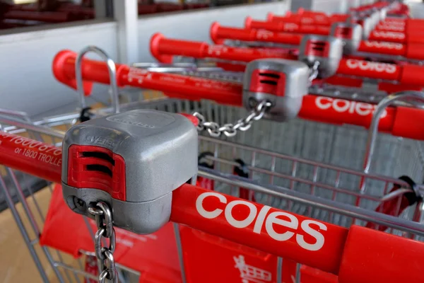 Fila de Coles Supermercado carrinhos — Fotografia de Stock