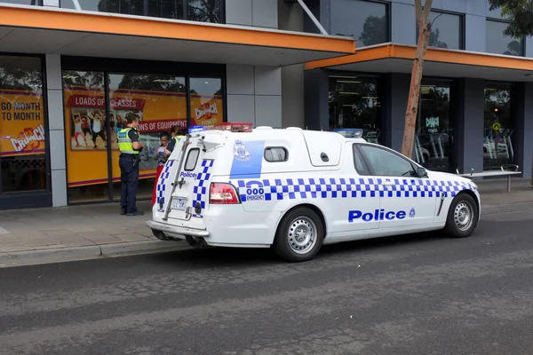 Офицеры полиции Виктории допрашивают человека — стоковое фото