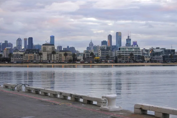 Horizonte de la ciudad de Melbourne como vista desde Station Pier —  Fotos de Stock