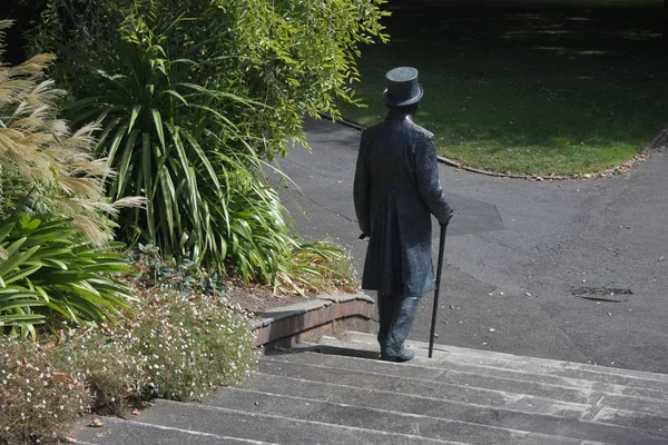 英国紳士の彫刻でロンセストン市内公園を歩いて — ストック写真