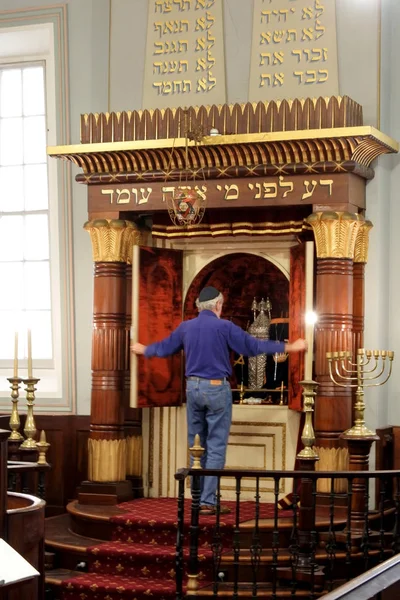 Judisk man öppnar Torah ark av Hobart synagogan Tasmanien Aust — Stockfoto