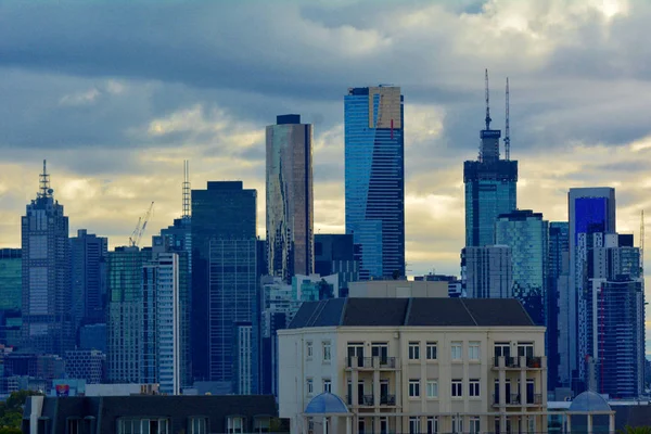 Melbourner Stadtsilhouette über einem stimmungsvoll bewölkten Sonnenaufgangshimmel — Stockfoto