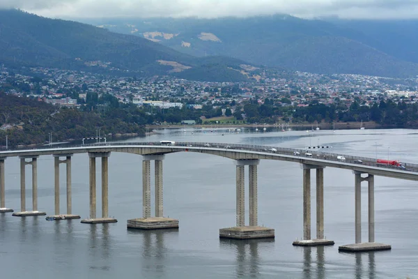 Tasman Bridge che attraversa il fiume Derwent in Tasmania Australi — Foto Stock