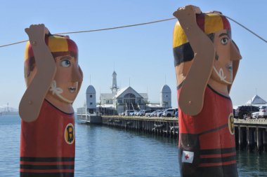 Geelong Melbourne Victoria Austra 'da Baywalk bollards heykelleri