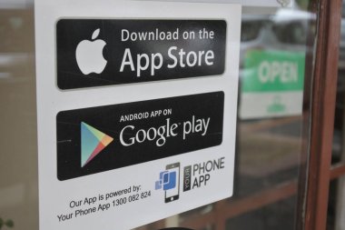 Bir dükkan kapısı üzerinde App Store ve Google Play çıkartmalar